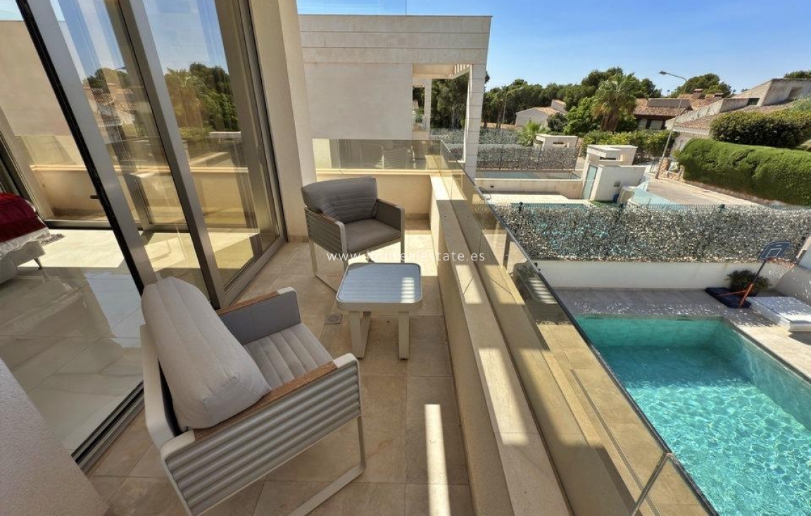 Odsprzedaż - Villa - Orihuela Costa - Villamartín-Las Filipinas