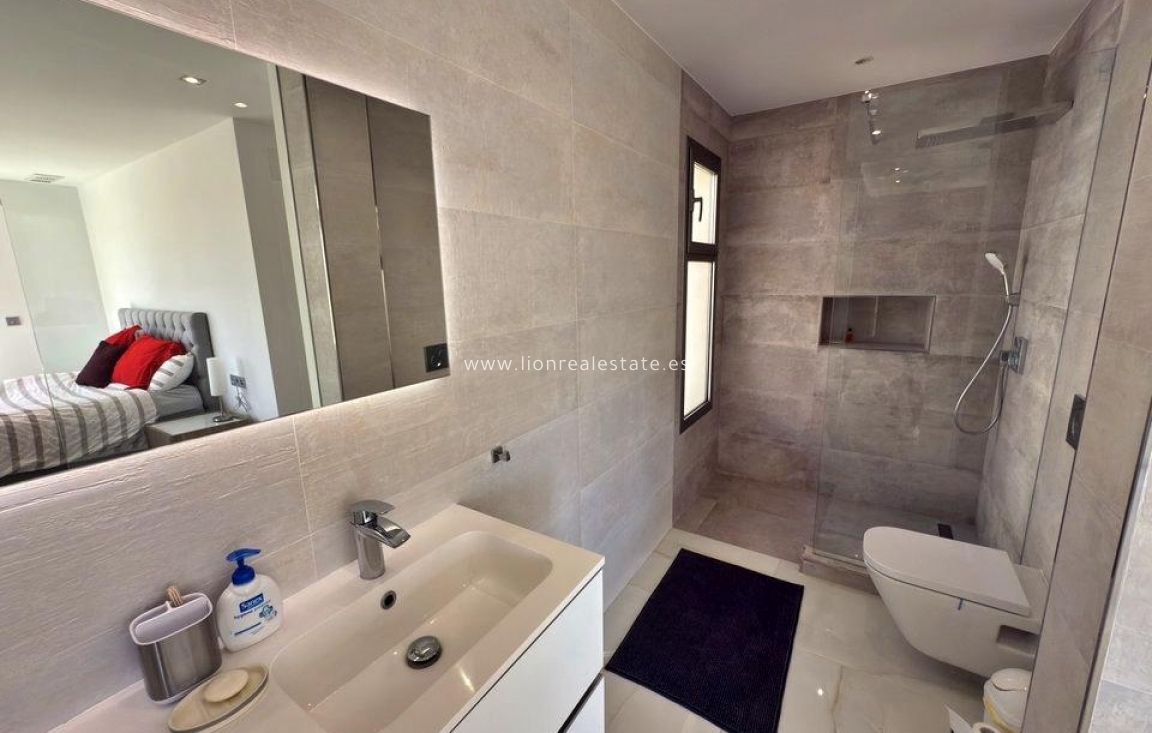 Odsprzedaż - Villa - Orihuela Costa - Villamartín-Las Filipinas