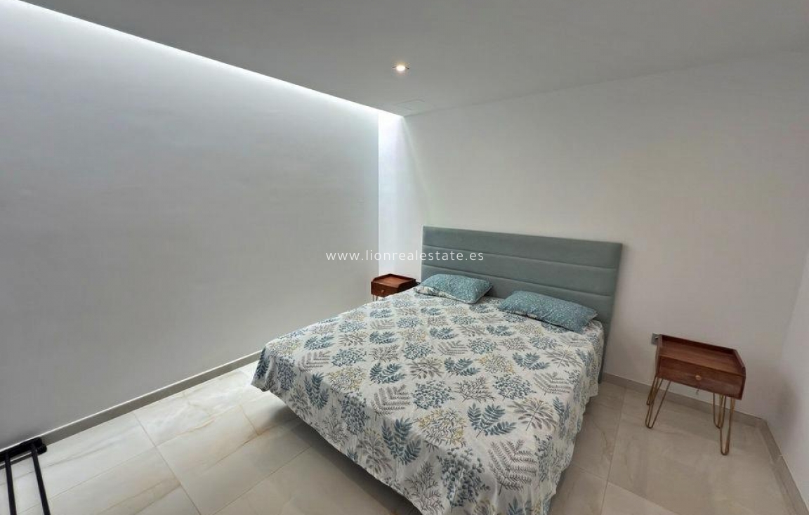 Odsprzedaż - Villa - Orihuela Costa - Villamartín-Las Filipinas