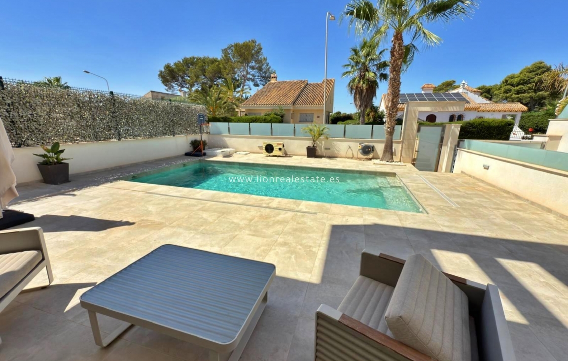 Odsprzedaż - Villa - Orihuela Costa - Villamartín-Las Filipinas