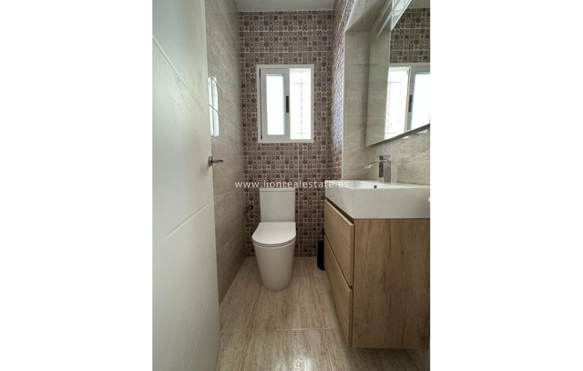 Odsprzedaż - Villa - Torrevieja - La Mata