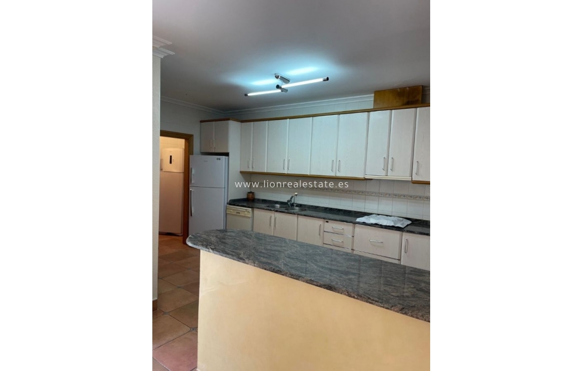 Odsprzedaż - Villa - Torrevieja - Paseo maritimo