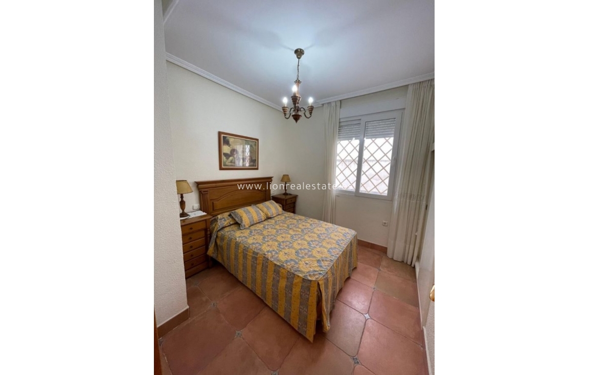 Odsprzedaż - Villa - Torrevieja - Paseo maritimo