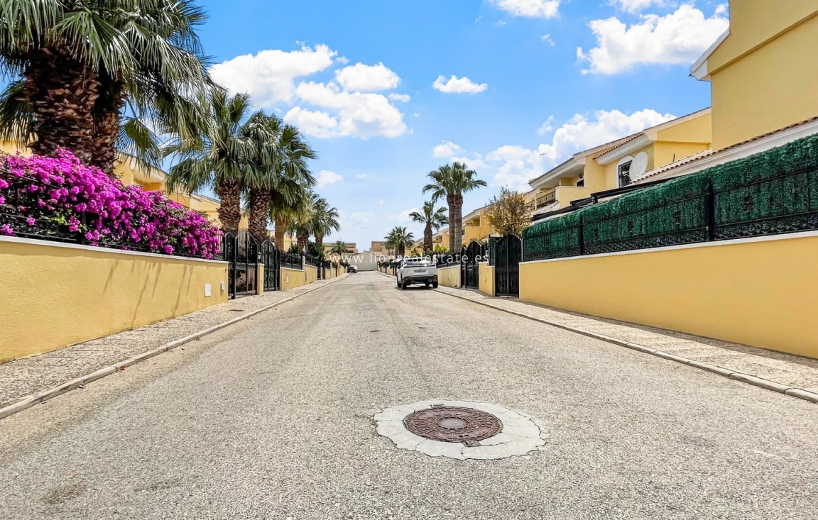 Перепродажа - Detached Villa - Orihuela Costa - Los Dolses