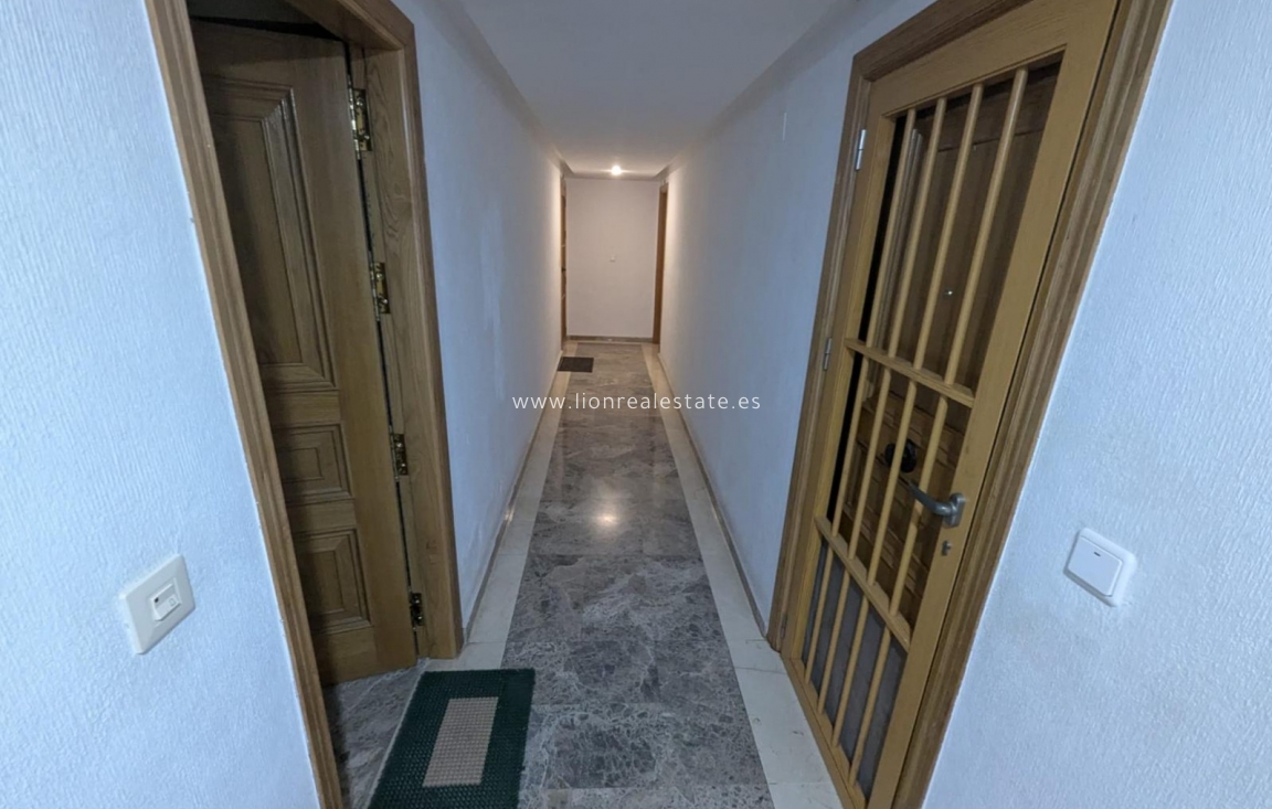 Перепродажа - Квартира / квартира - Torrevieja - Punta Prima