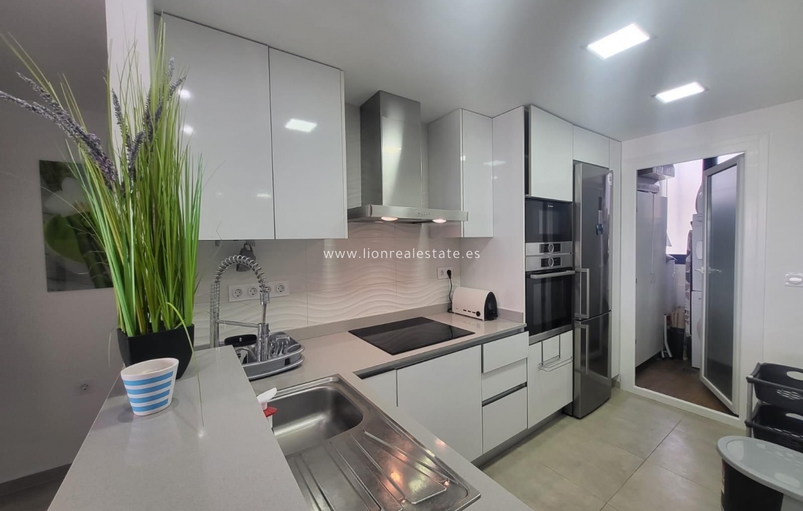 Перепродажа - Квартира / квартира - Torrevieja - Punta Prima