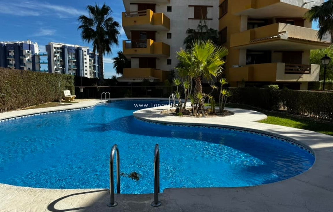 Перепродажа - Квартира / квартира - Torrevieja - Punta Prima