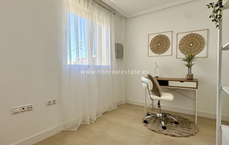 Перепродажа - Квартира / квартира - Torrevieja