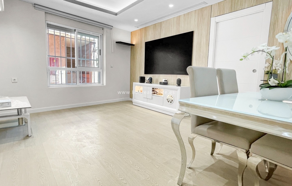 Перепродажа - Квартира / квартира - Torrevieja