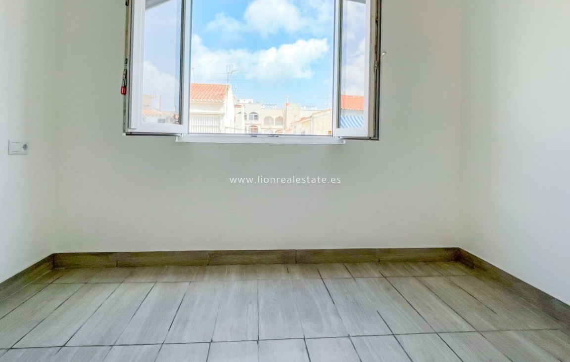 Перепродажа - Квартира / квартира - Torrevieja