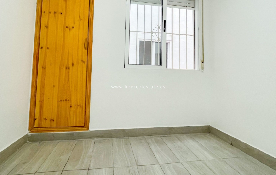 Перепродажа - Квартира / квартира - Torrevieja