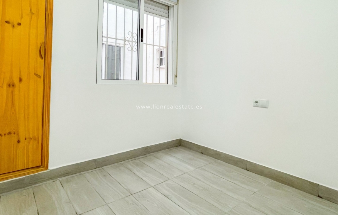 Перепродажа - Квартира / квартира - Torrevieja