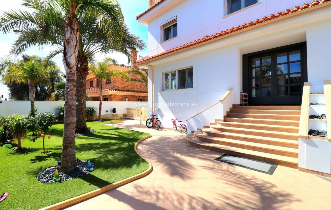 Перепродажа - Villa - Orihuela Costa - Campoamor