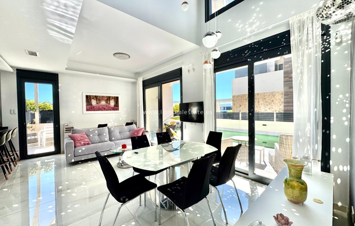 Перепродажа - Villa - Orihuela Costa - Lomas de Cabo Roig