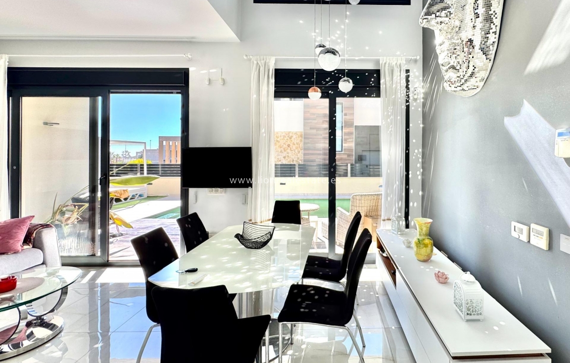 Перепродажа - Villa - Orihuela Costa - Lomas de Cabo Roig