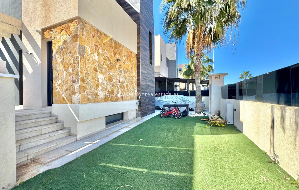 Перепродажа - Villa - Orihuela Costa - Lomas de Cabo Roig