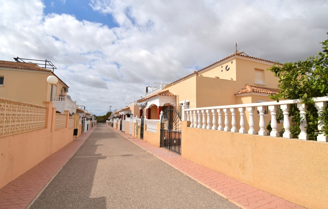 Перепродажа - Villa - Orihuela Costa - Playa Flamenca