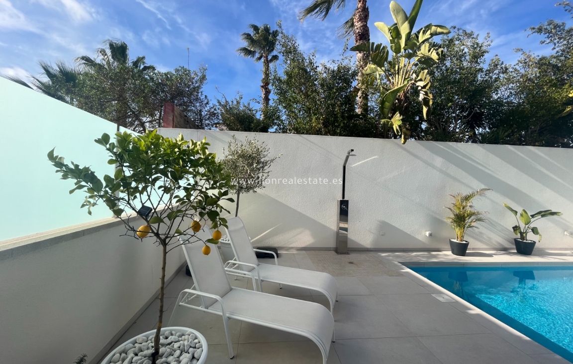 Перепродажа - Villa - Orihuela Costa - Punta Prima