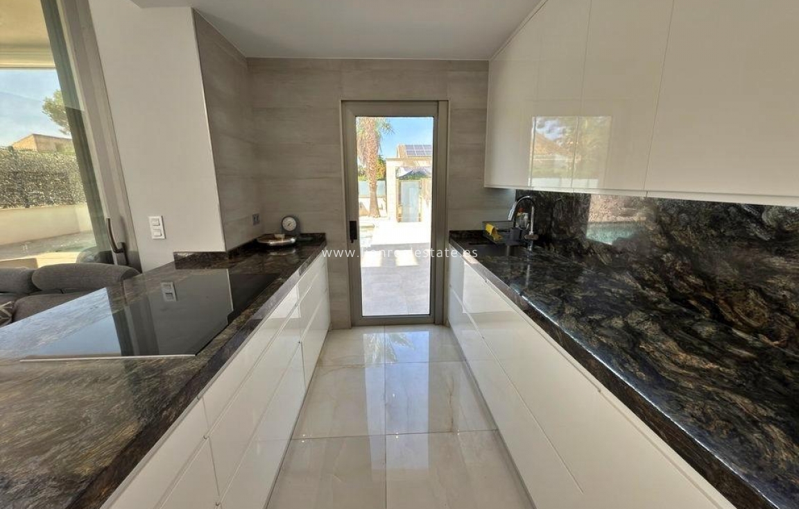 Перепродажа - Villa - Orihuela Costa - Villamartín-Las Filipinas