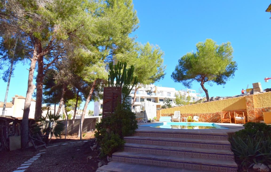 Перепродажа - Villa - Orihuela Costa - Villamartín