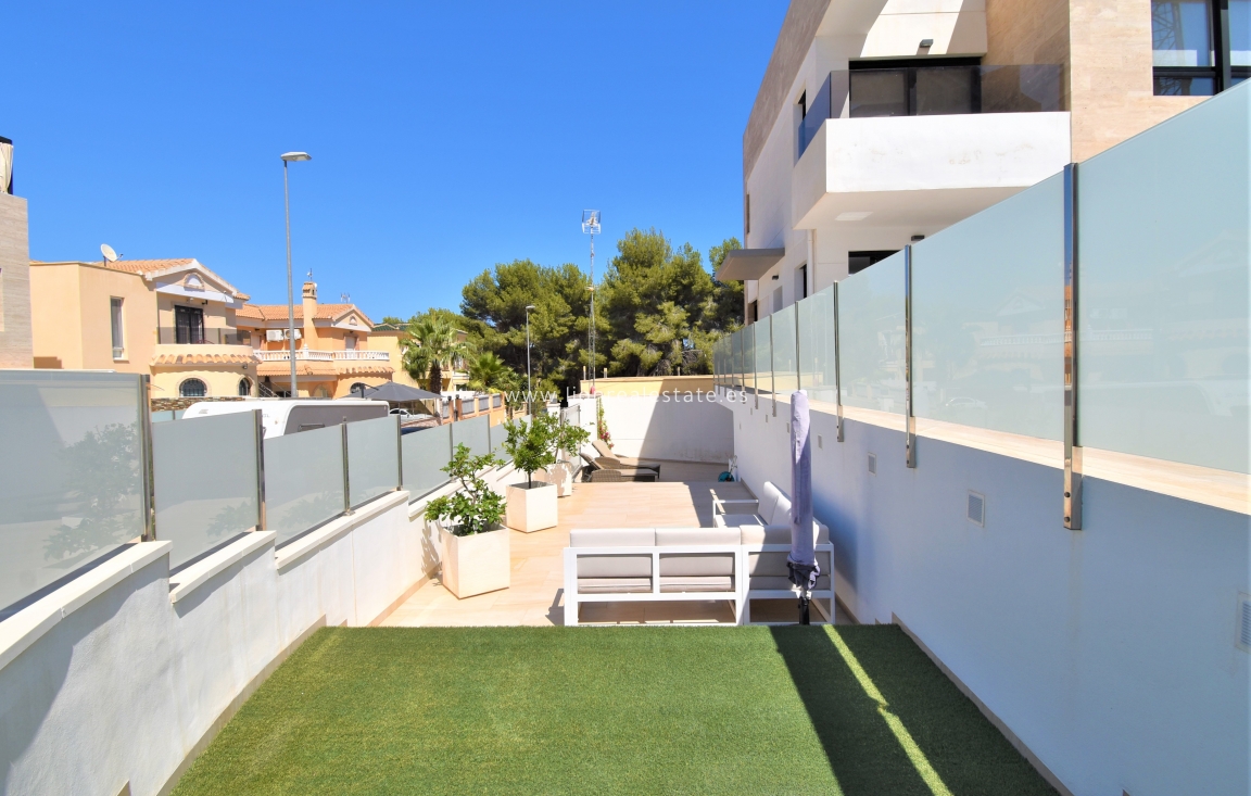 Перепродажа - Villa - Orihuela Costa - Villamartín