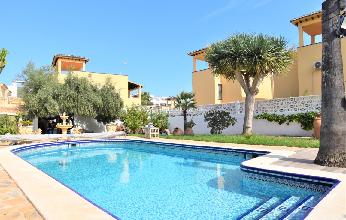 Перепродажа - Villa - Orihuela Costa - Villamartín