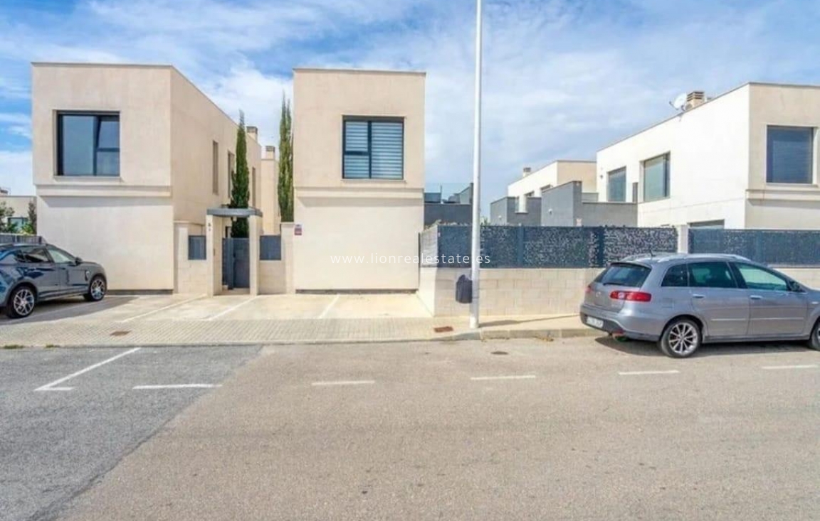 Перепродажа - Вилла / Полуотдельная - Torrevieja - Punta Prima