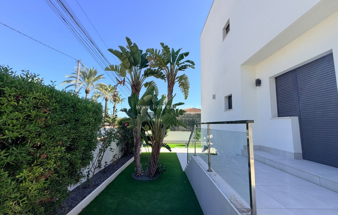 Перепродажа - Villa - Punta Prima