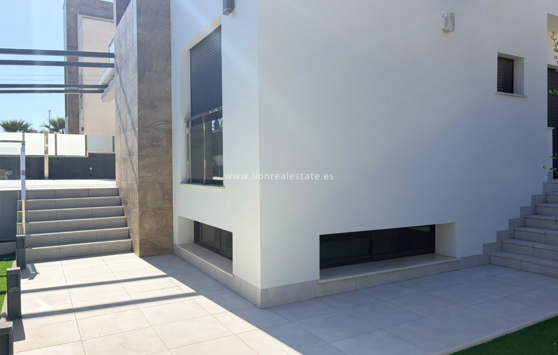 Перепродажа - Villa - Punta Prima