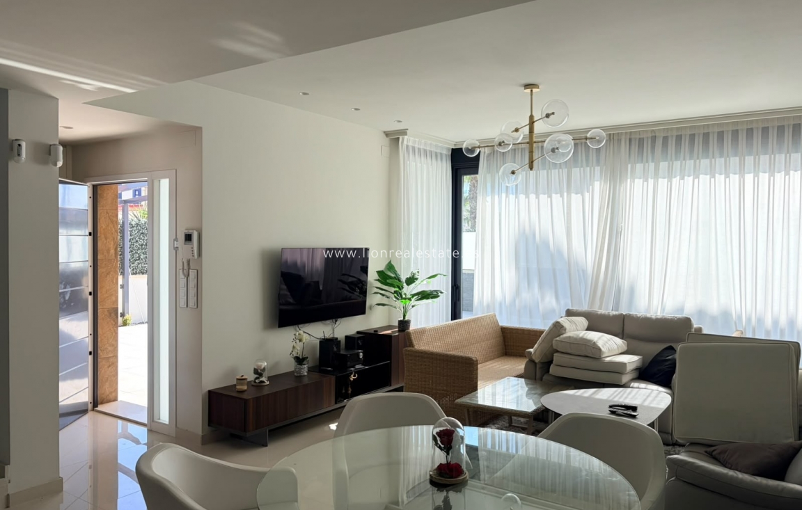 Перепродажа - Villa - Punta Prima
