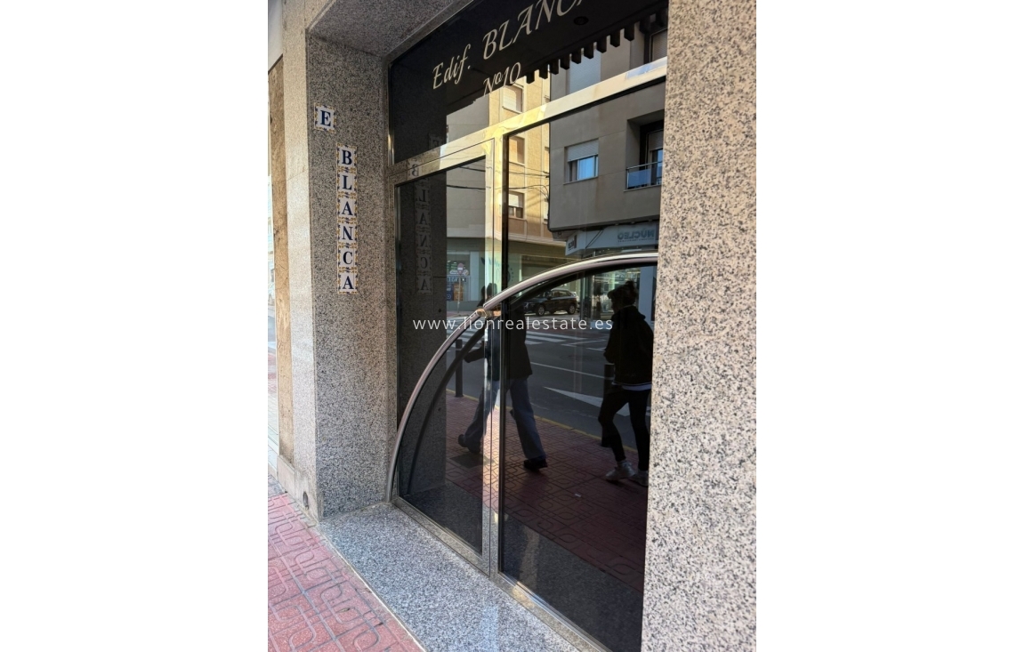 Resale - Apartment / flat - La Mata