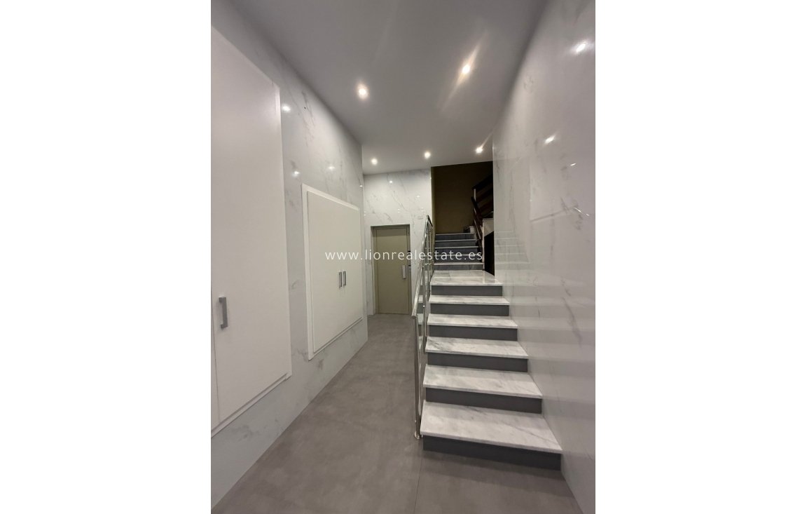 Resale - Apartment / flat - La Mata