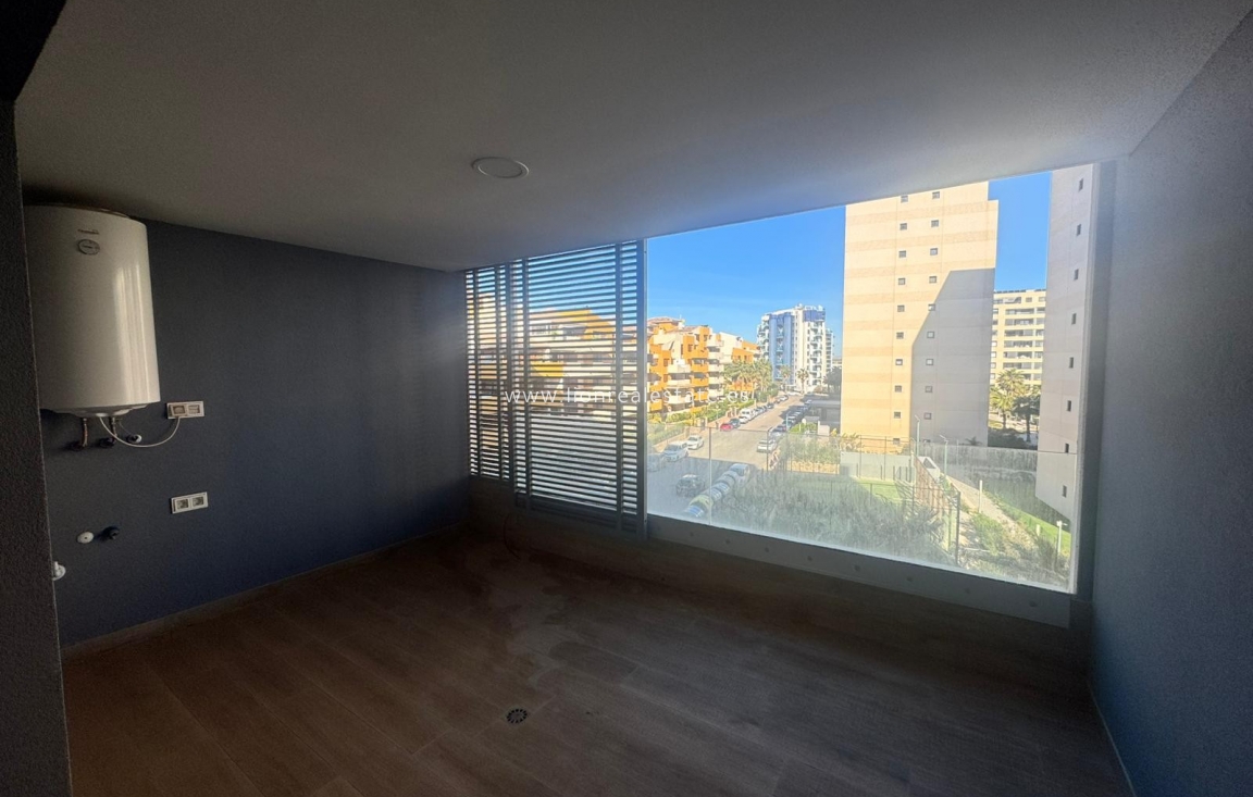 Resale - Apartment / flat - Punta Prima