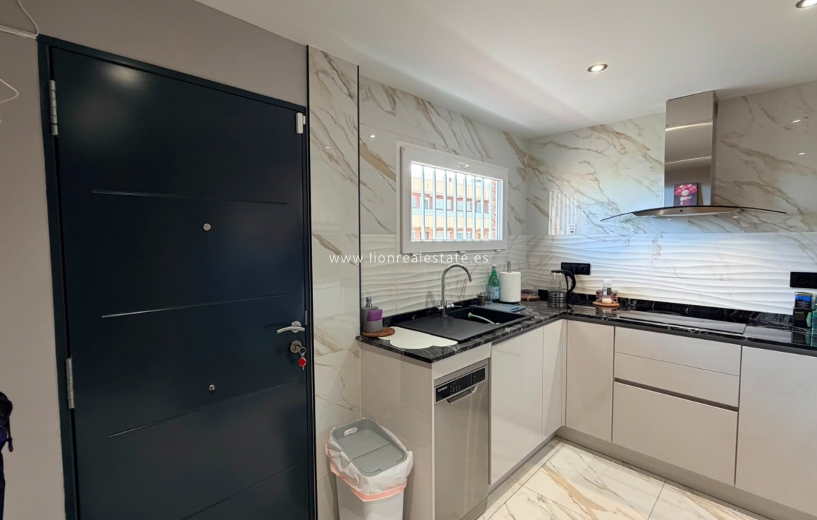 Resale - Apartment / flat - Punta Prima