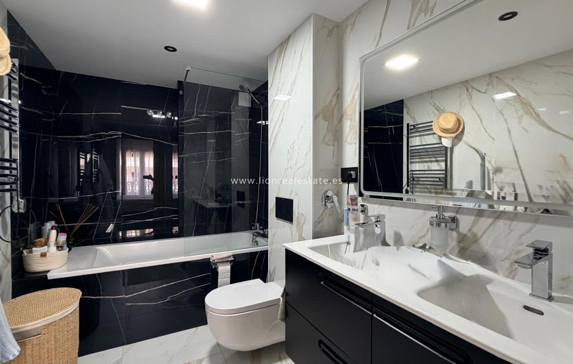 Resale - Apartment / flat - Punta Prima