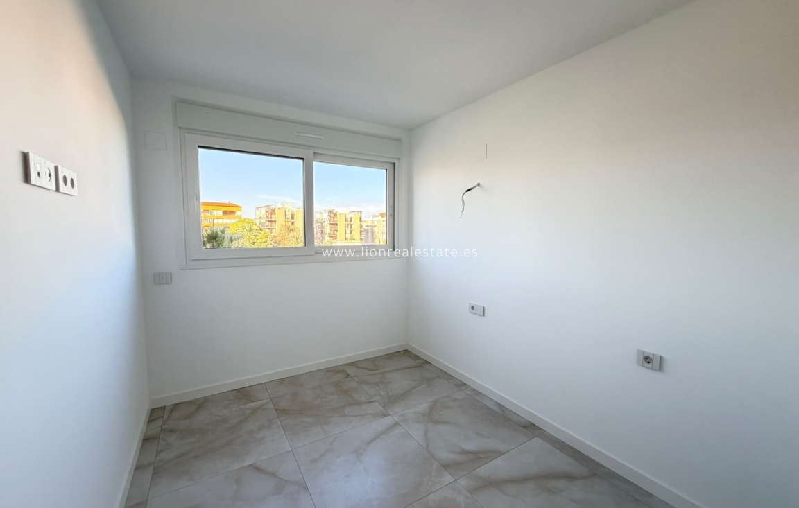 Resale - Apartment / flat - Punta Prima