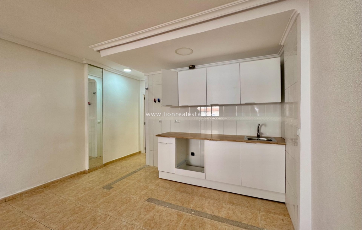 Resale - Apartment / flat - Torrevieja - Centro