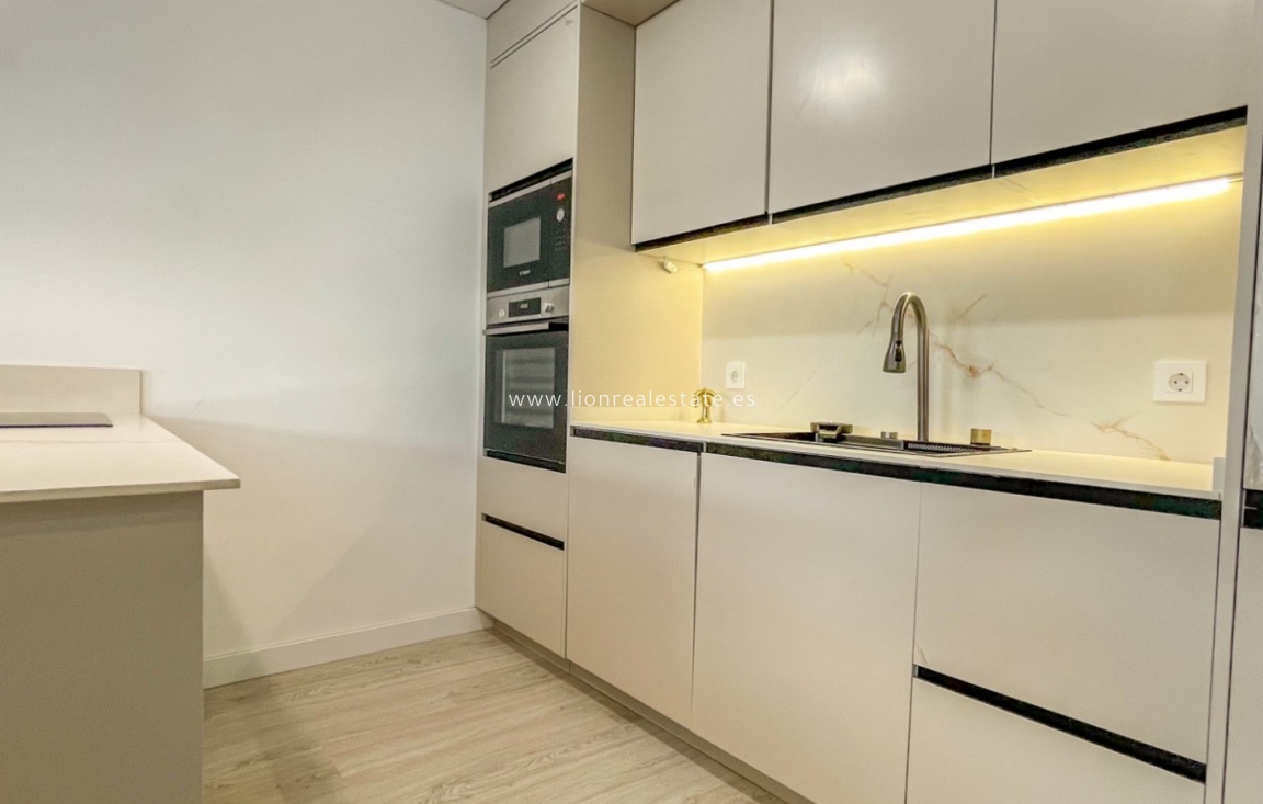 Resale - Apartment / flat - Torrevieja - El Acequión - Los Náufragos