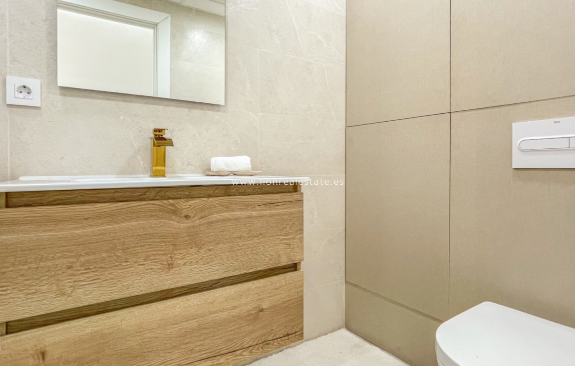 Resale - Apartment / flat - Torrevieja - El Acequión - Los Náufragos