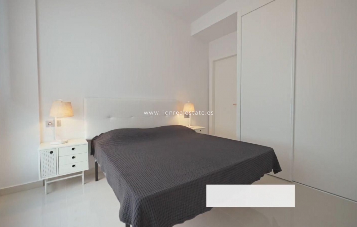 Resale - Apartment / flat - Torrevieja - Estacion de autobuses