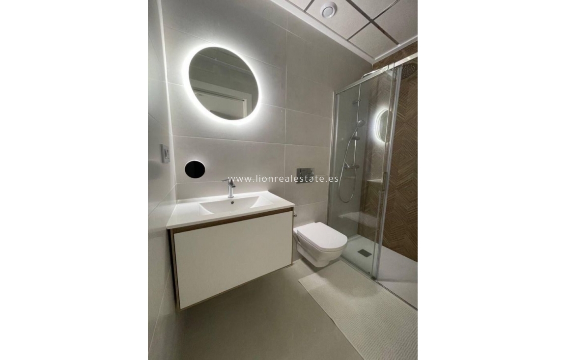 Resale - Apartment / flat - Torrevieja - Estacion de autobuses