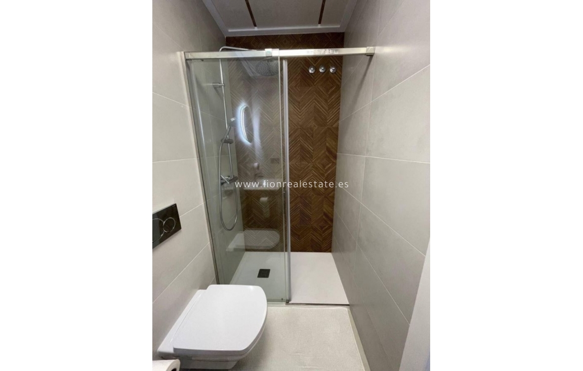 Resale - Apartment / flat - Torrevieja - Estacion de autobuses