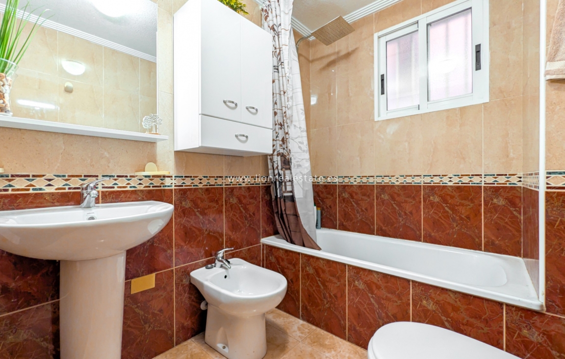 Resale - Apartment / flat - Torrevieja - Parque de las Naciones