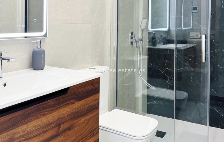 Resale - Apartment / flat - Torrevieja - Playa del Cura