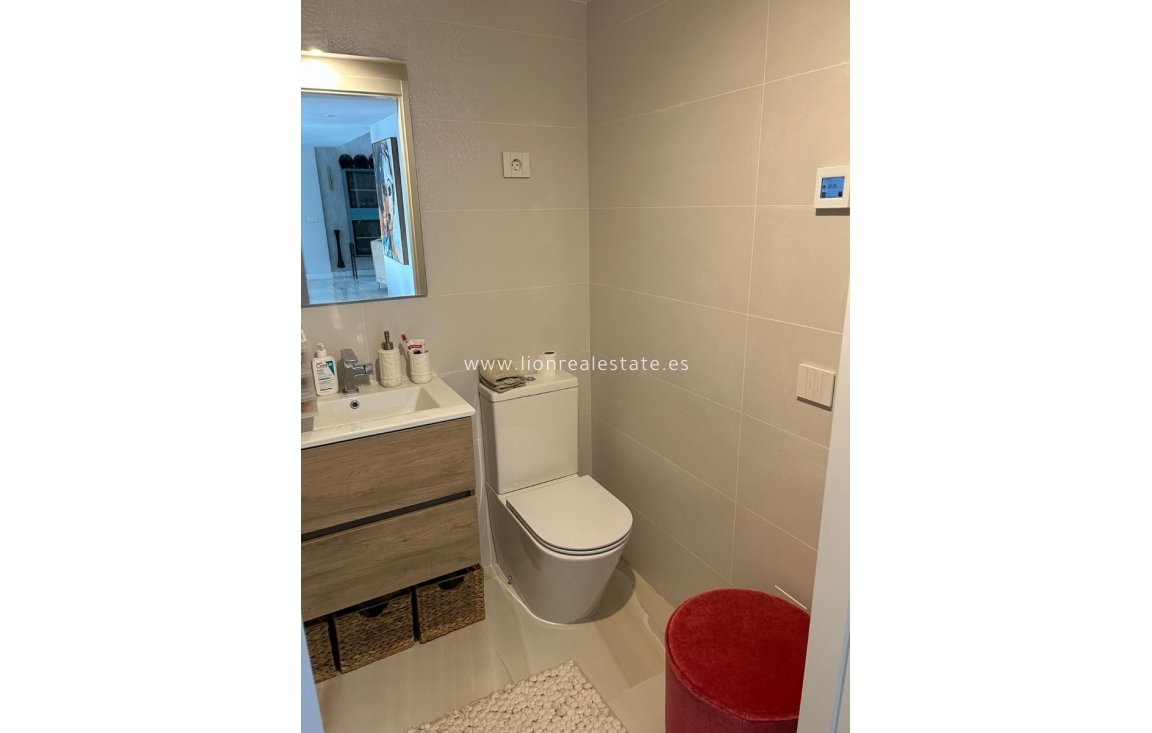 Resale - Apartment / flat - Torrevieja - Punta Prima