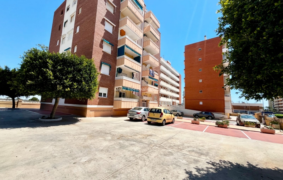 Resale - Apartment / flat - Torrevieja - Punta Prima