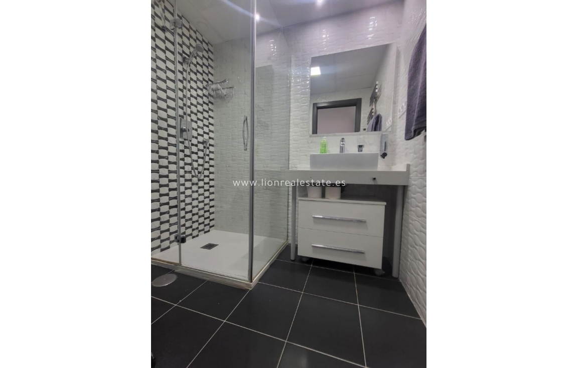 Resale - Apartment / flat - Torrevieja - Punta Prima