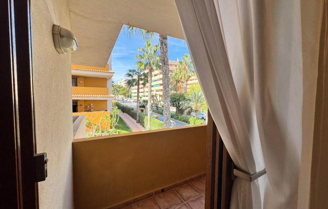 Resale - Apartment / flat - Torrevieja - Punta Prima