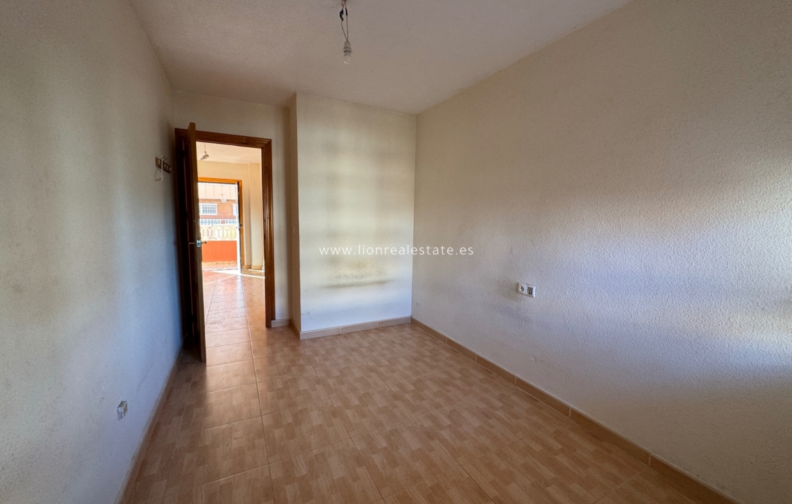 Resale - Apartment / flat - Torrevieja - Punta Prima