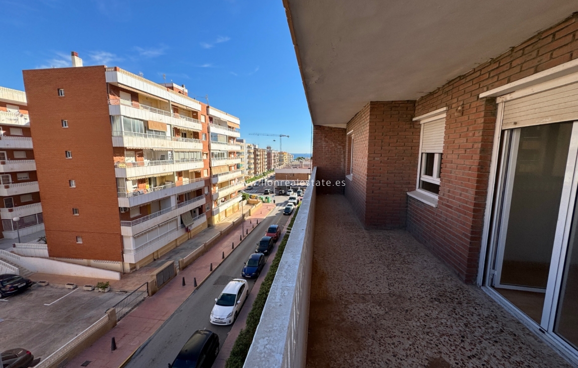 Resale - Apartment / flat - Torrevieja - Punta Prima